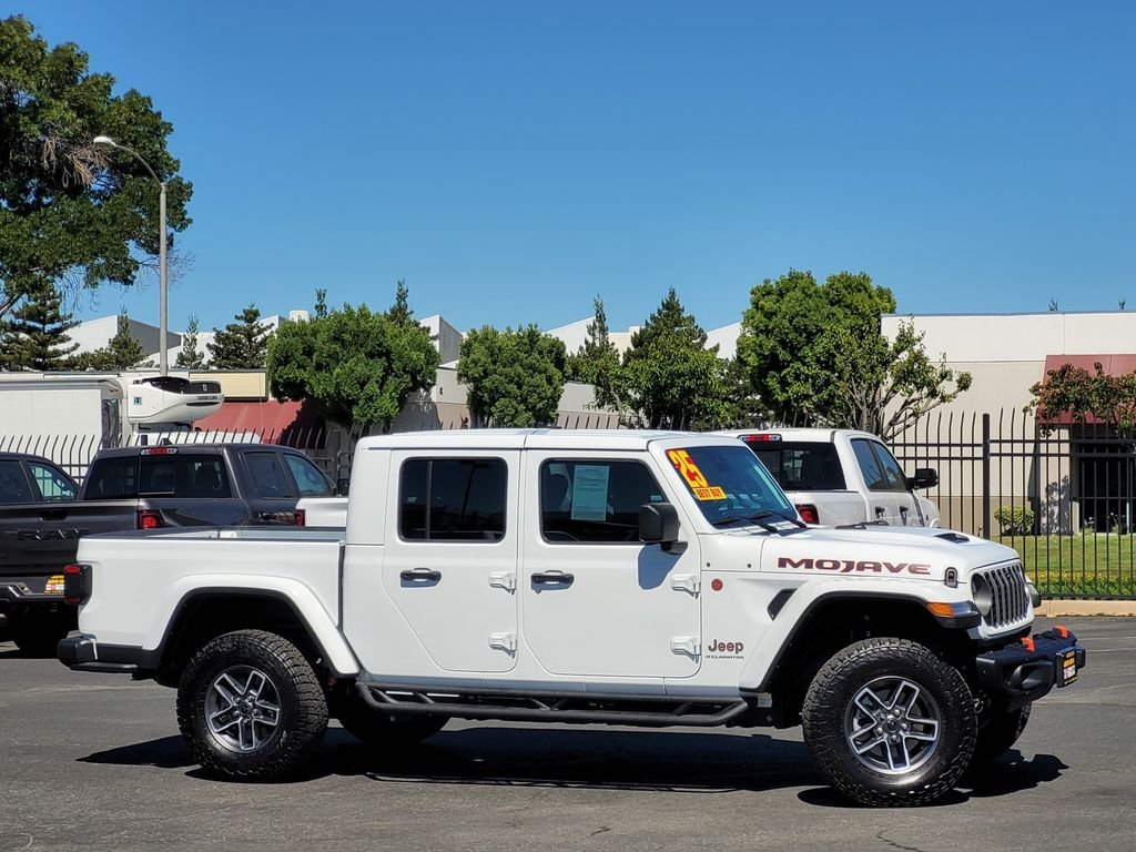 Used 2025 White Jeep Mojave image 3