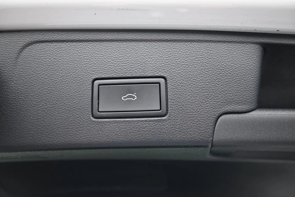 2025 Volkswagen Atlas Cross Sport SE w/Tech - Photo 12