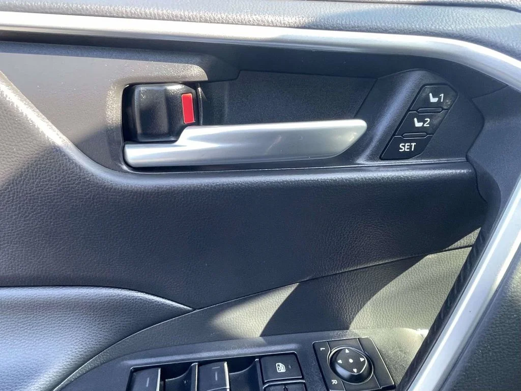 Certified Used 2024  Toyota XLE Premium image 28