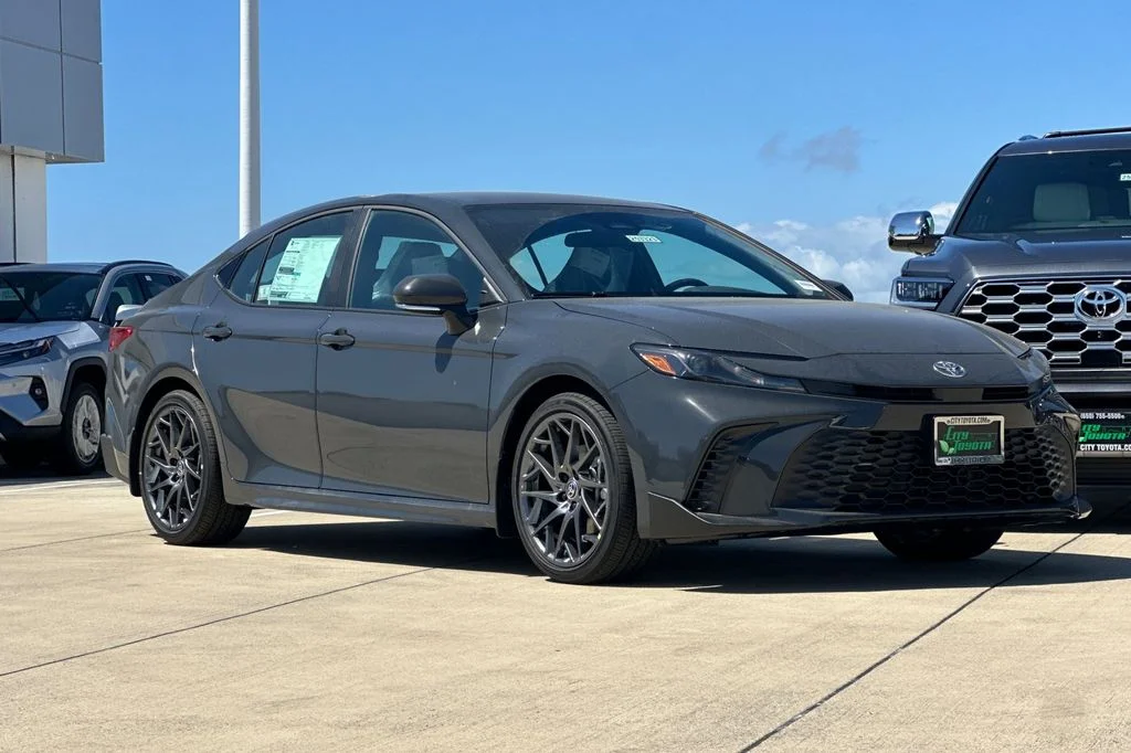 Certified Used 2025  Toyota SE image 2