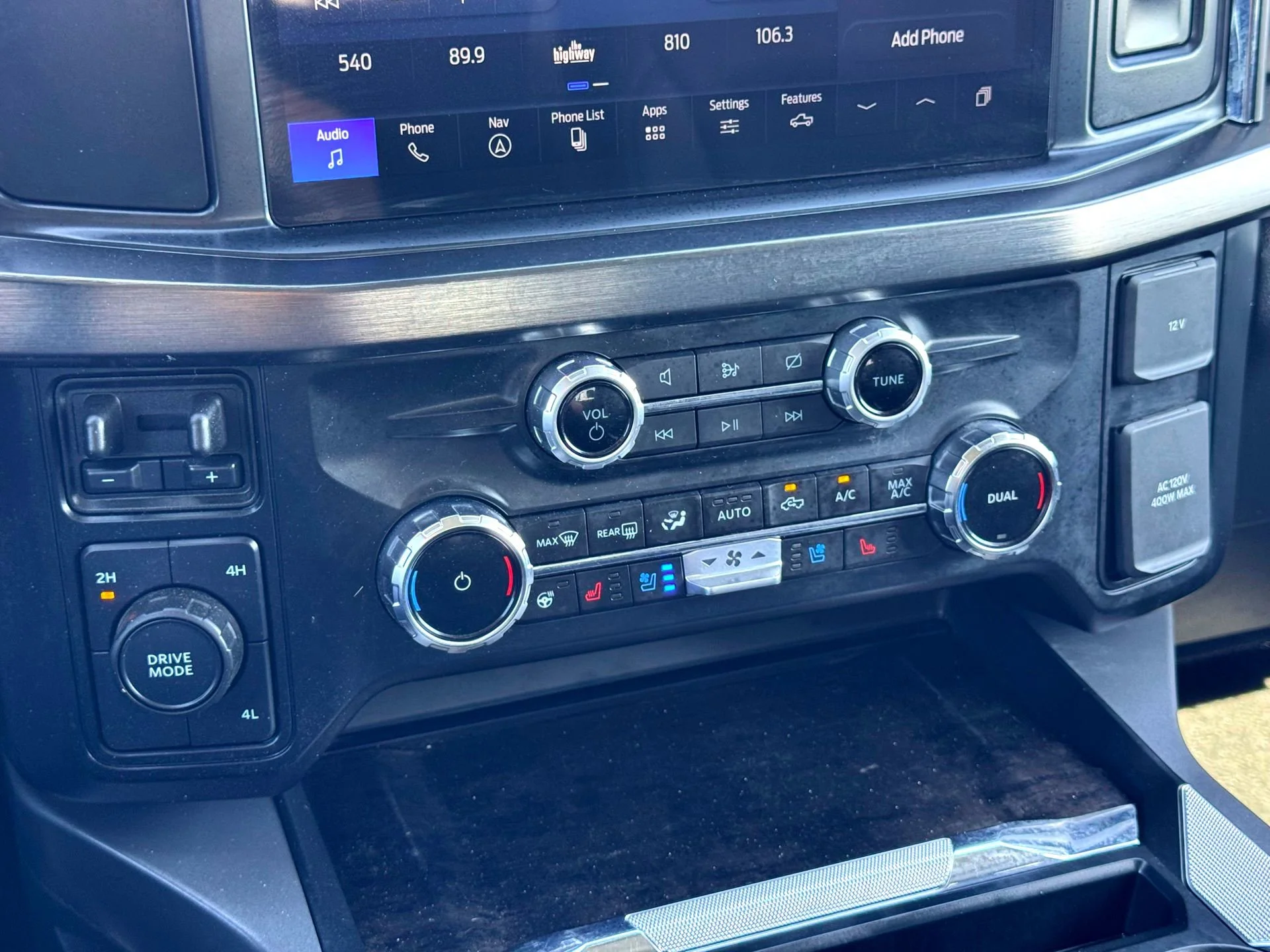 Used 2024  Ford Lariat image 27