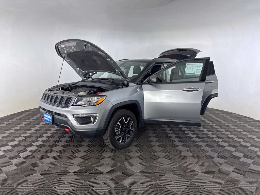 Used 2019 Silver Jeep Trailhawk image 11