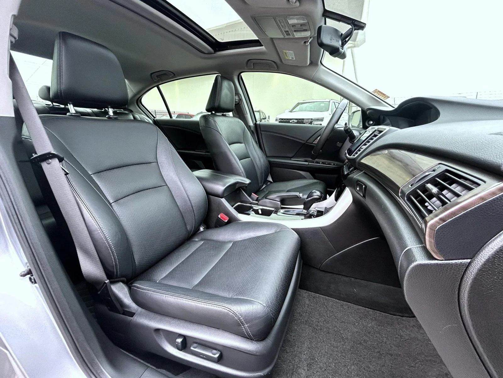 Used 2016 Silver Honda EX-L image 16