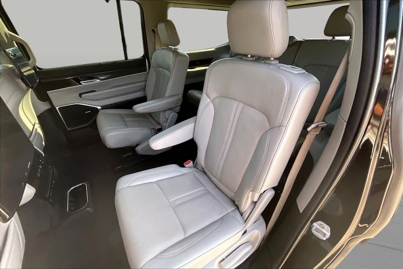 Used 2022 Diamond Black Crystal Pearlcoat Jeep Series III image 15