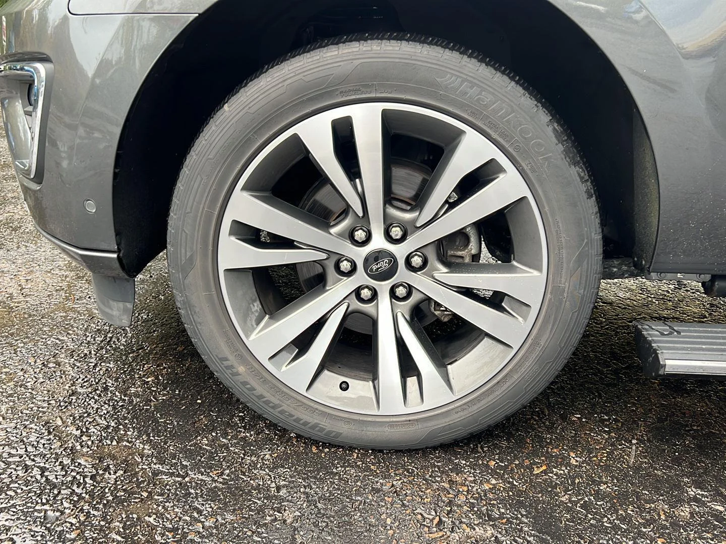 Used 2020 Magnetic Ford Platinum image 29