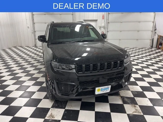 New 2026 Diamond Black Crystal Pearl-Coat Exterior Paint Jeep Altitude image 2