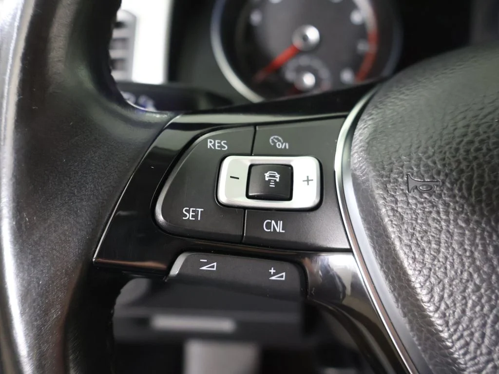Used 2018 Platinum Gray Metallic Volkswagen 3.6L V6 SE image 45