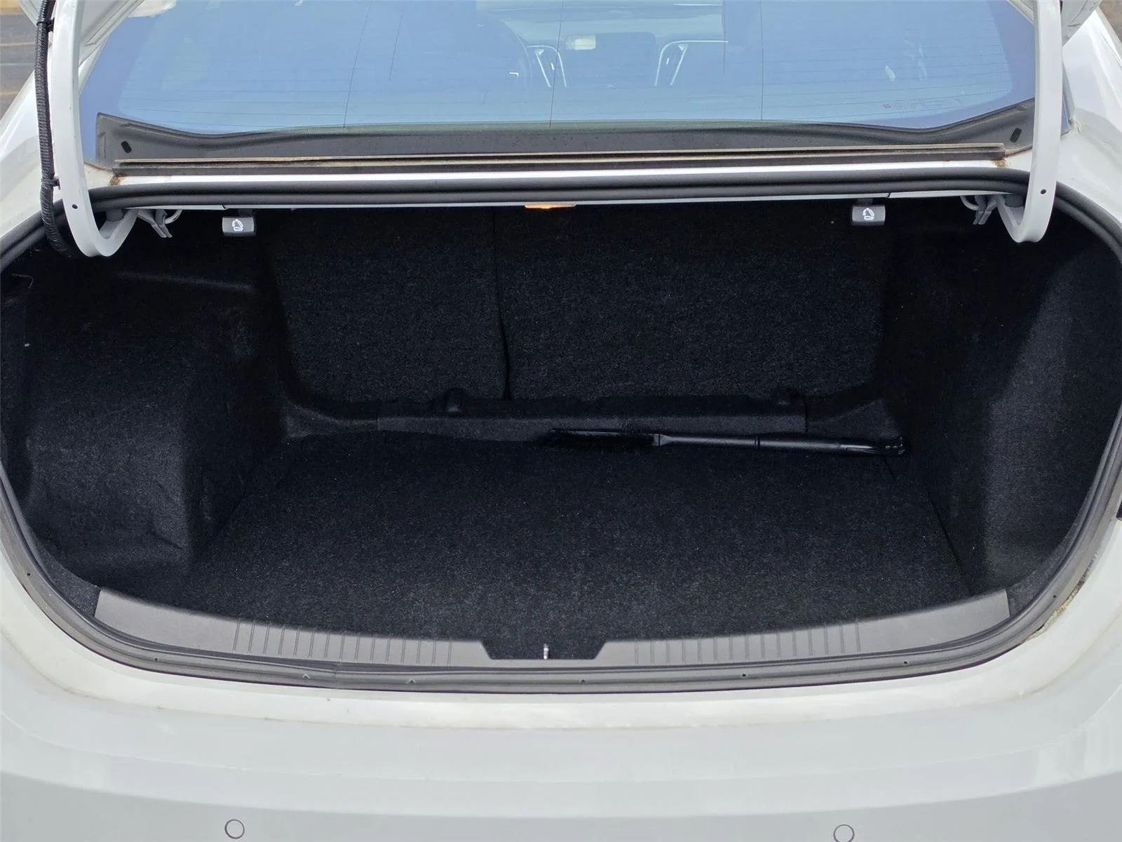 Used 2024 Summit White Chevrolet LT image 31