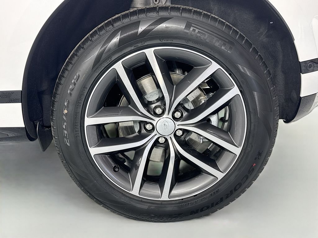 Used 2025 White Land Rover Dynamic image 32