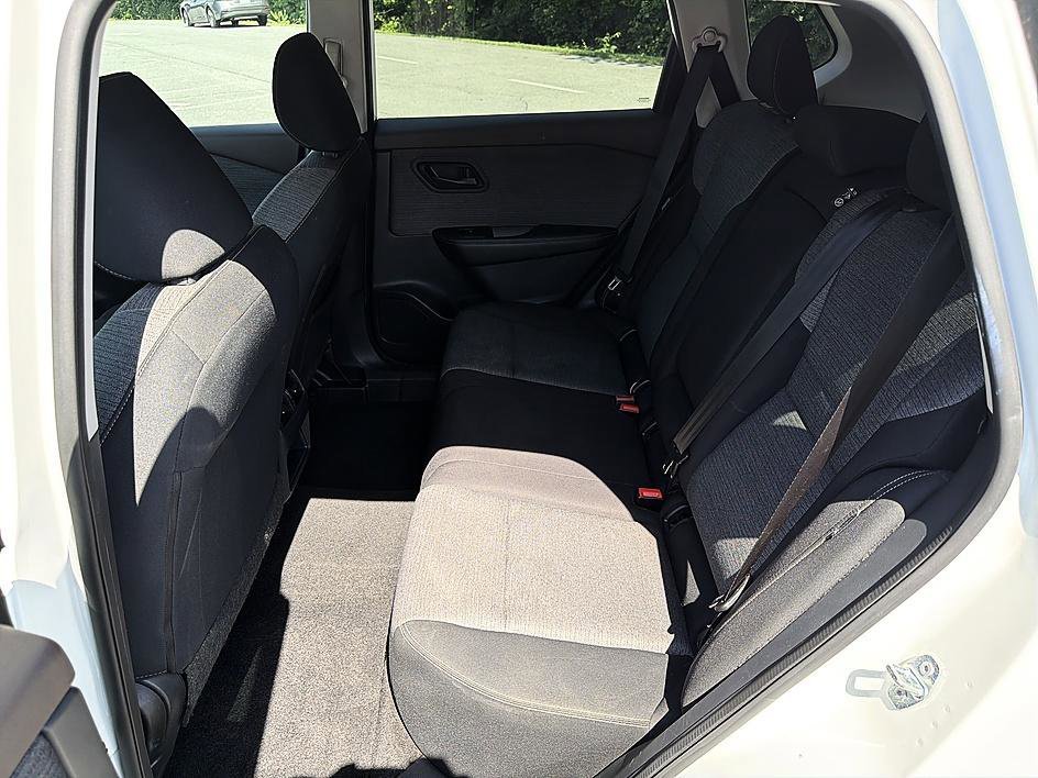 Used 2021 Glacier White Nissan S image 22