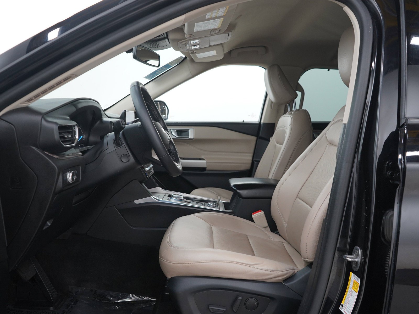 Used 2022  Ford Limited image 24