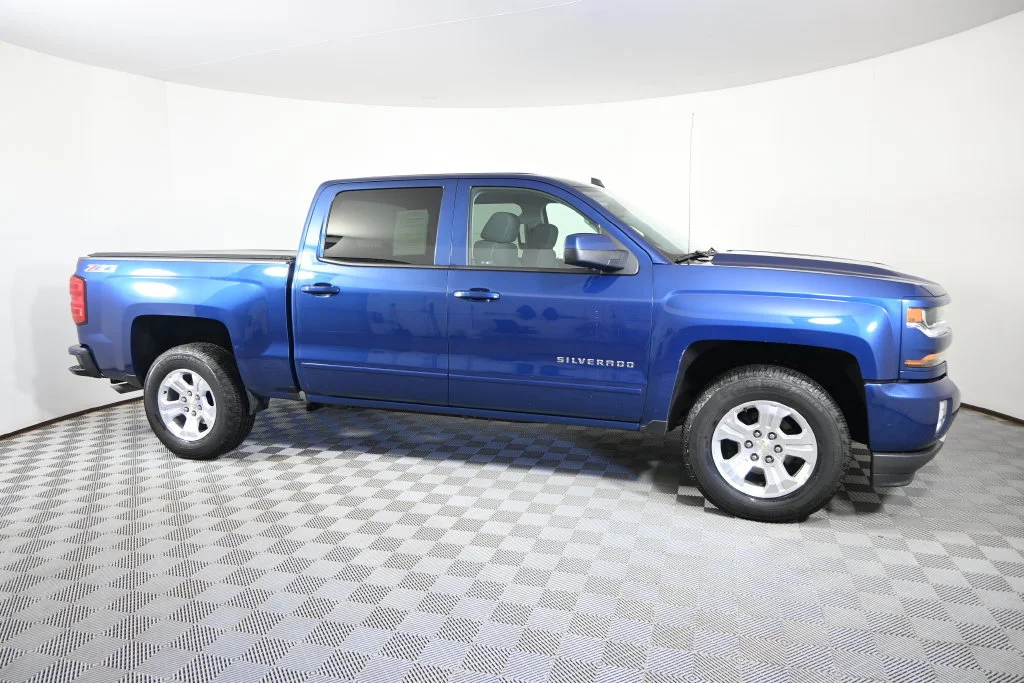 Used 2017 DEEP OCEAN BLUE METALLIC Chevrolet LT image 9