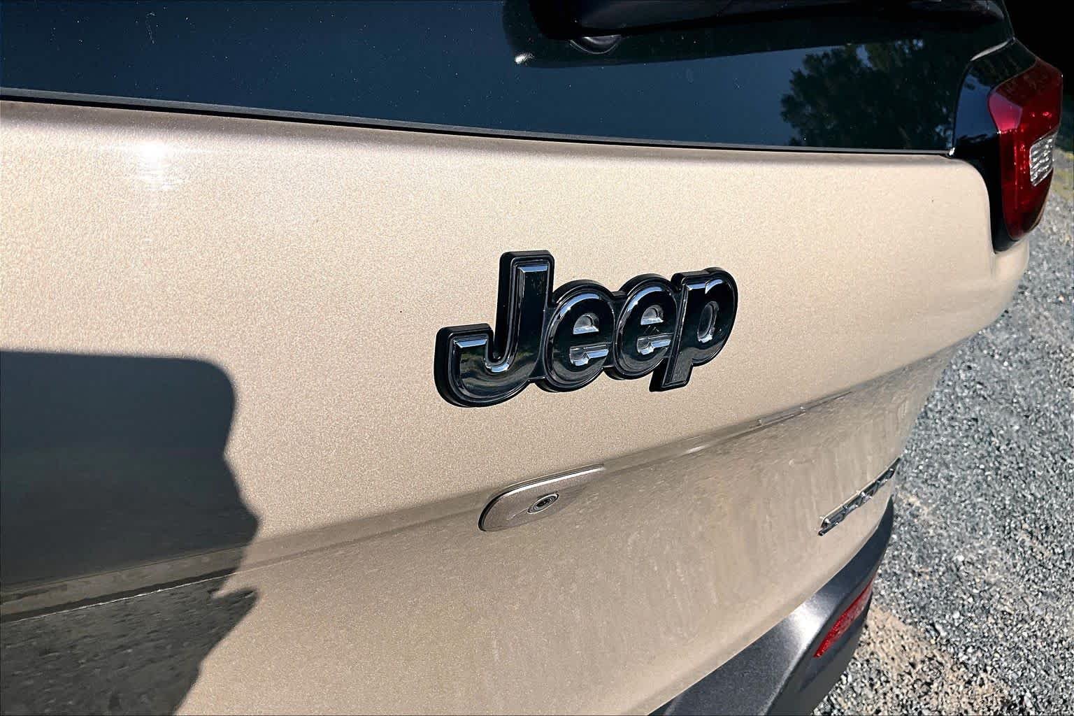 Used 2015 Cashmere Pearlcoat Jeep Sport image 31