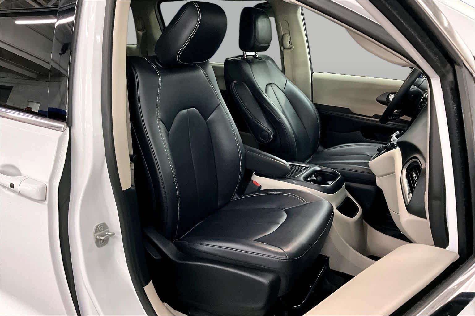 Used 2024 Bright White Clearcoat Chrysler Touring L image 9