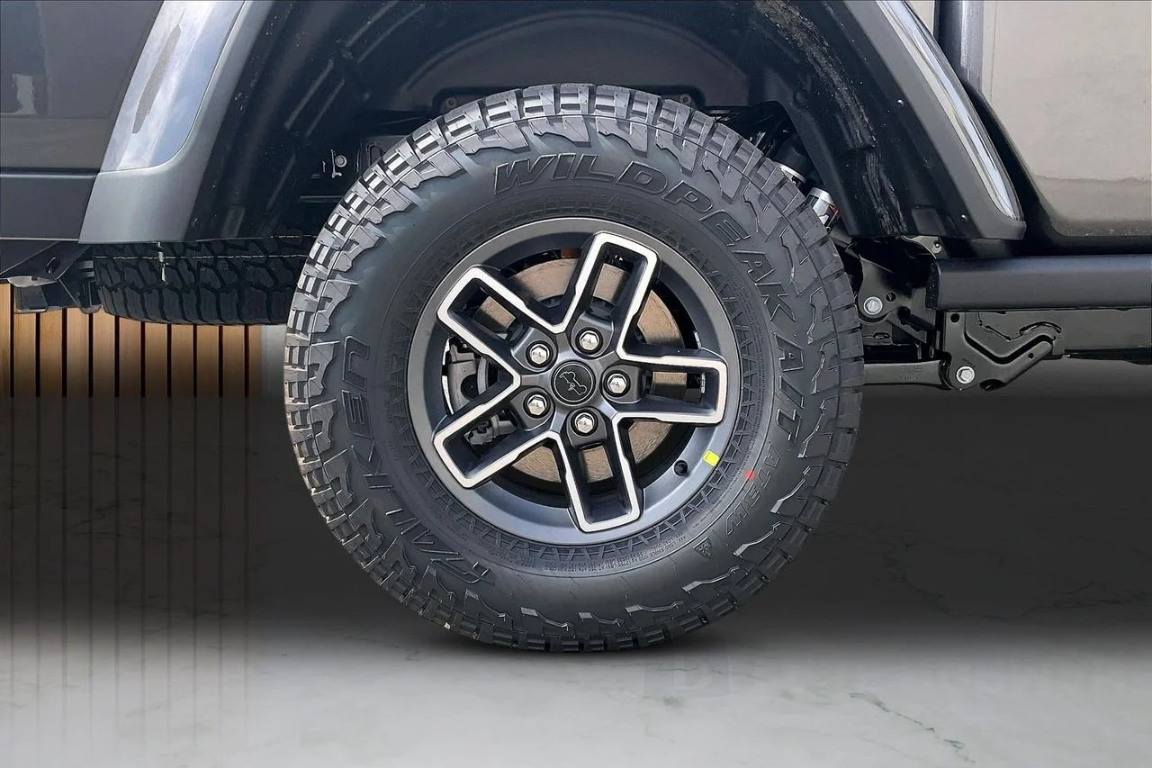 New 2026 Granite Crystal Metallic Clear-Coat Exterior Paint Jeep Mojave image 33