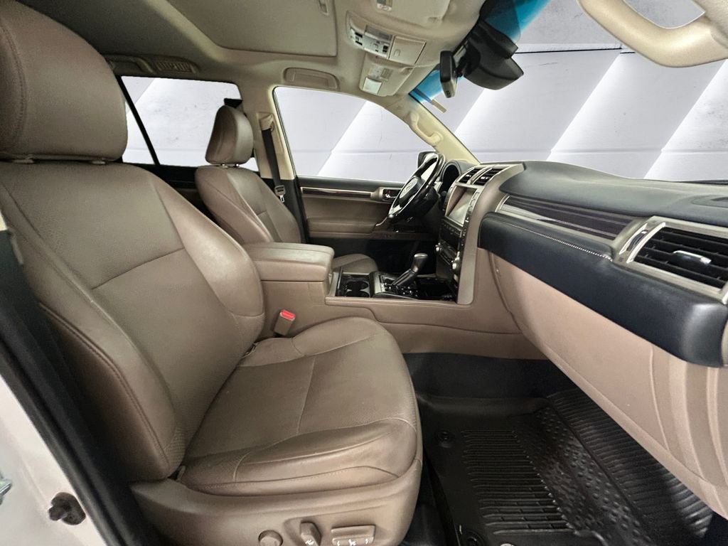 Used 2021  Lexus 460 Luxury image 13