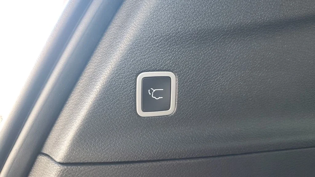 Used 2025 White Chrysler Limited image 11