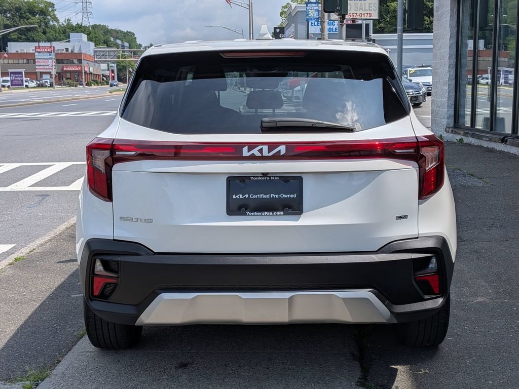 Used 2024 White Kia LX image 7