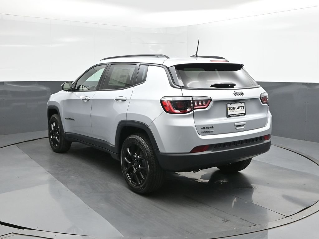 New 2026 Silver Zynith Metallic Clearcoat Jeep Latitude image 5