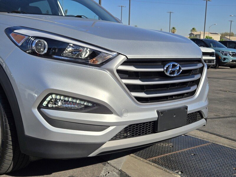 Used 2018 Molten Silver HYUNDAI VALUE FWD image 9