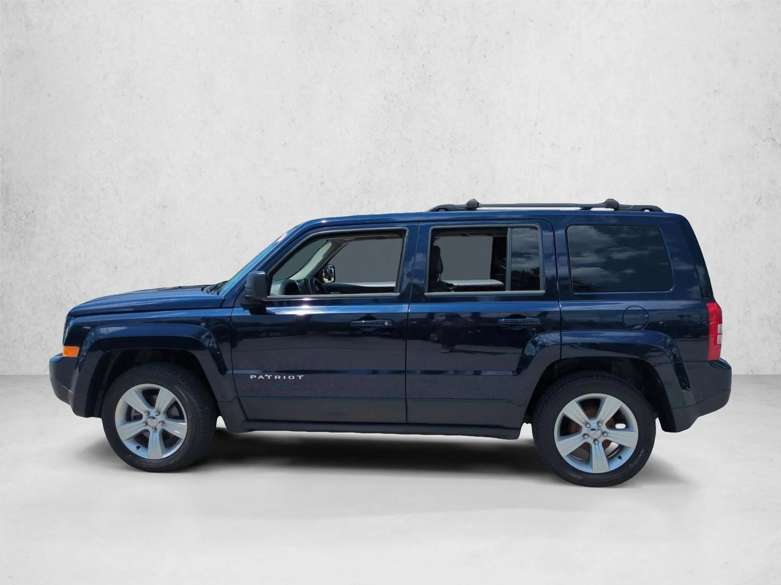Used 2014 True Blue Pearlcoat Jeep Latitude image 9