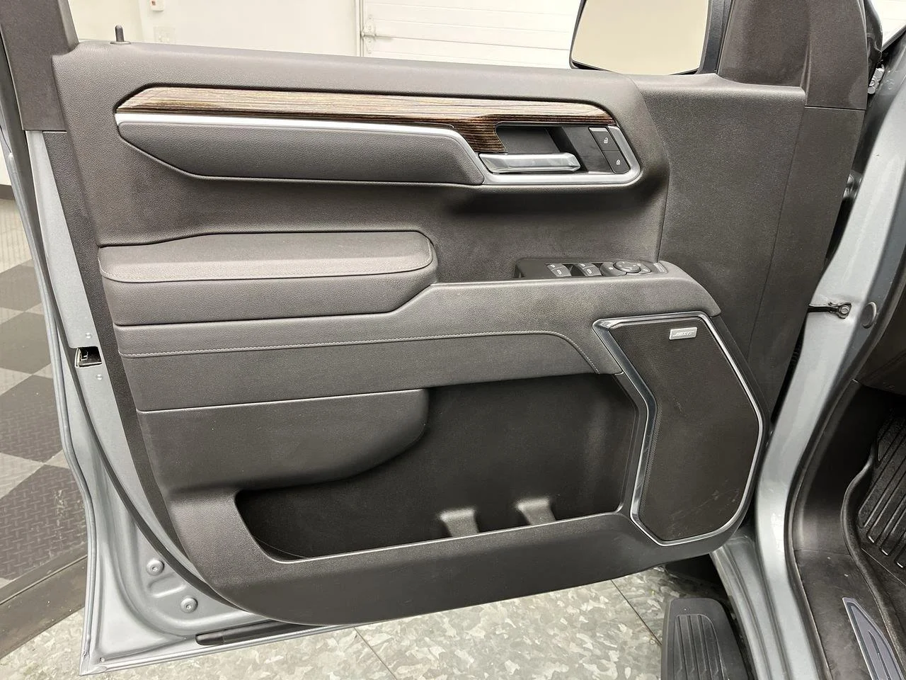 Used 2025 Sterling Metallic GMC Elevation image 8