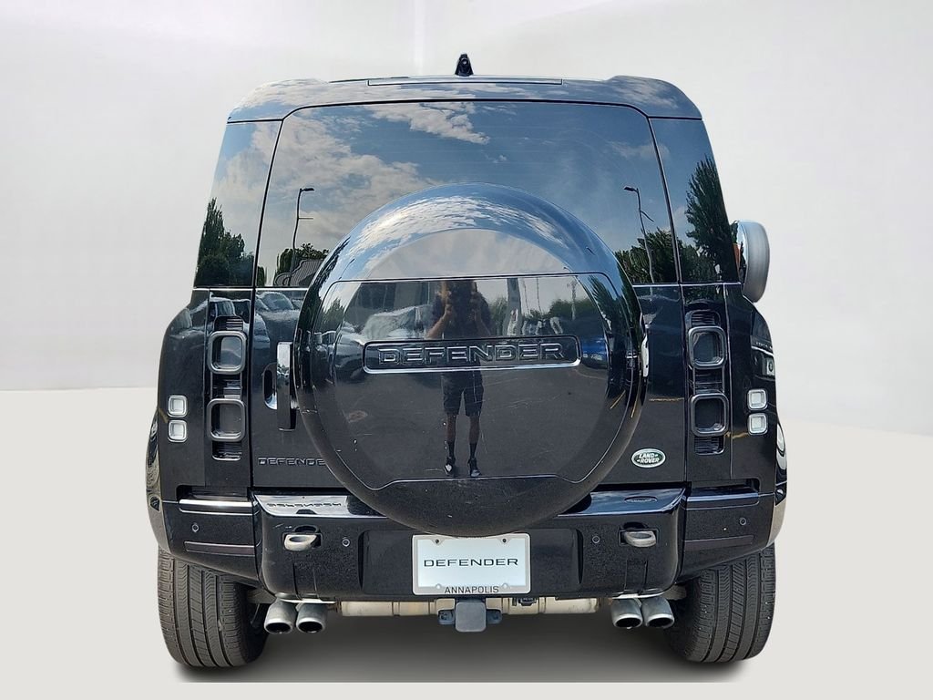 Certified Used 2023 Santorini Black Metallic Land Rover V8 image 5