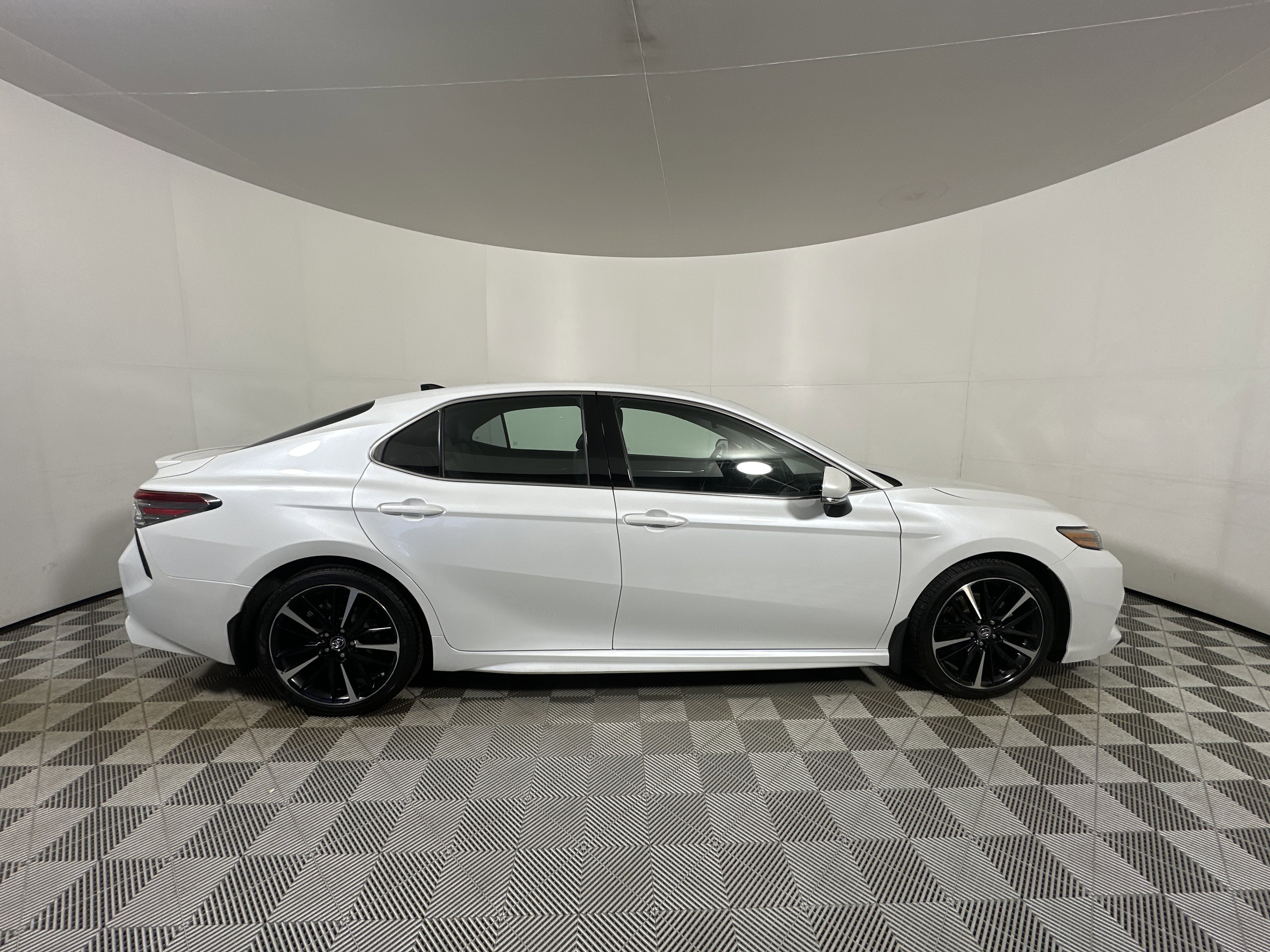 Used 2018  Toyota  image 8