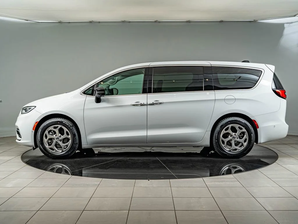 Used 2024 Bright White Clearcoat Chrysler Limited image 8