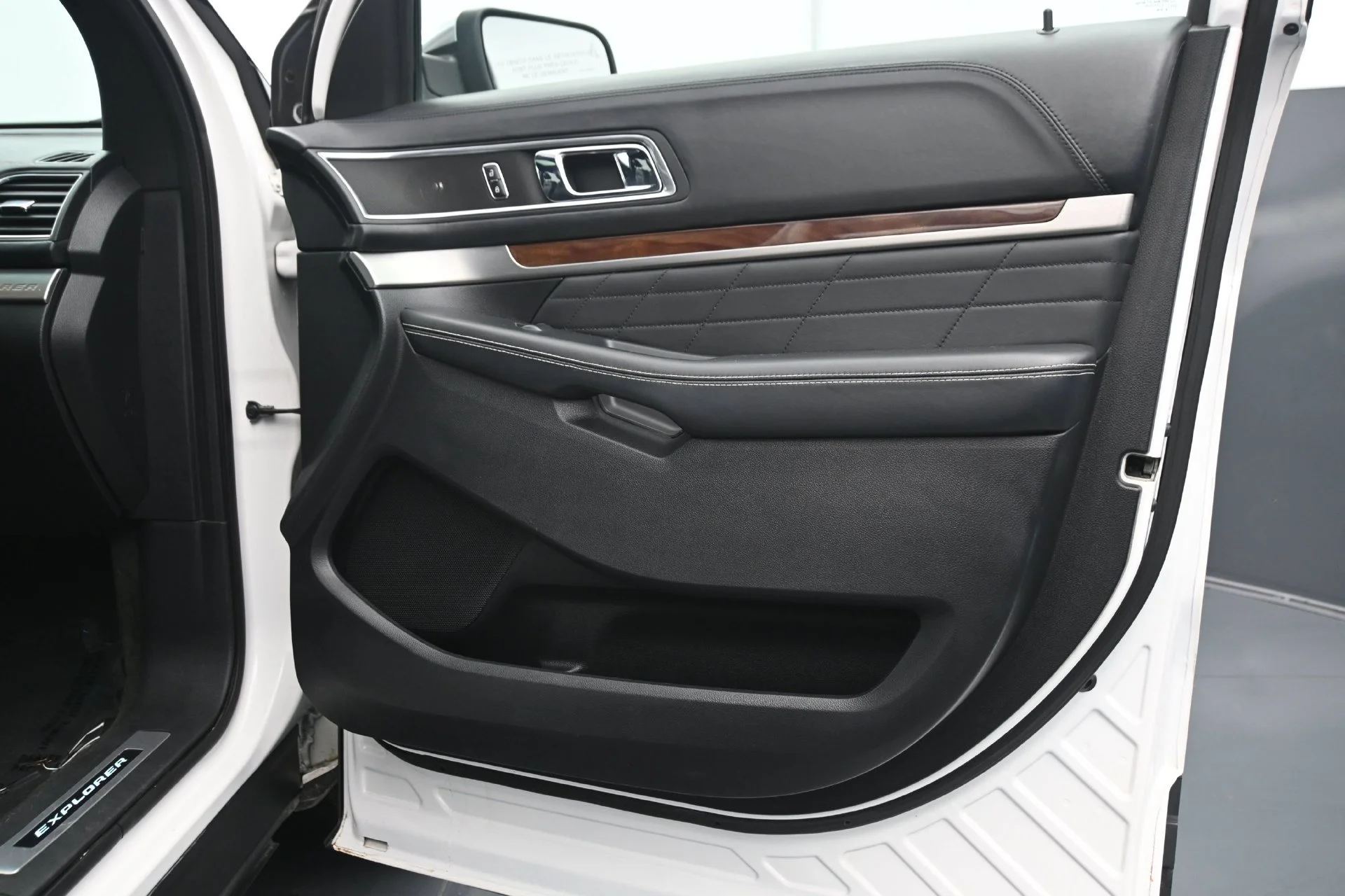 Used 2017  Ford Platinum image 12
