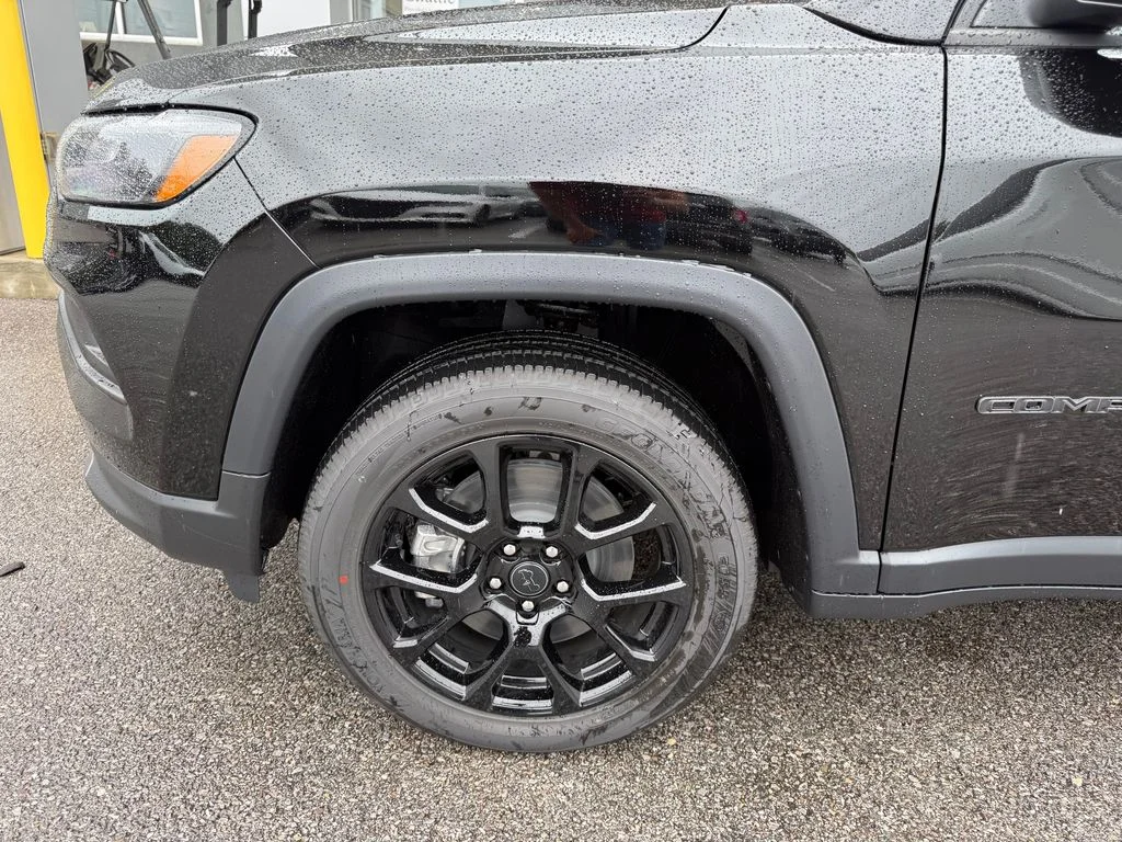 New 2026 Diamond Black Crystal Pearl-Coat Exterior Paint Jeep Latitude image 27