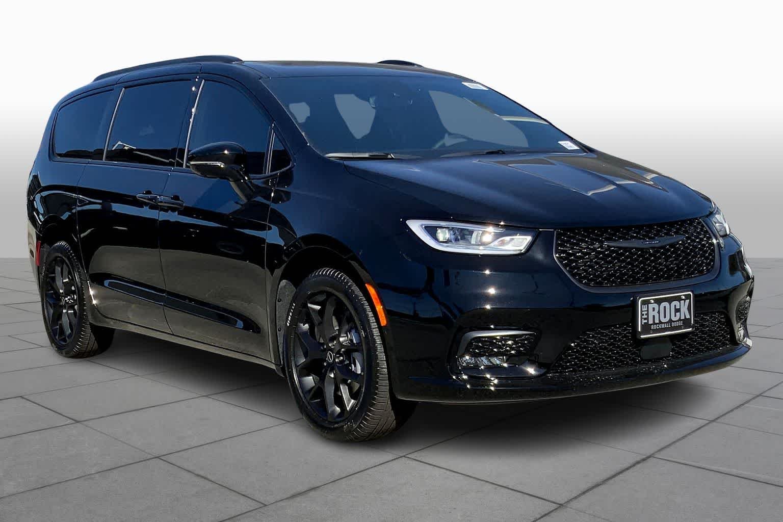 New 2026 Diamond Black Crystal Pearl-Coat Exterior Paint Chrysler Limited image 3