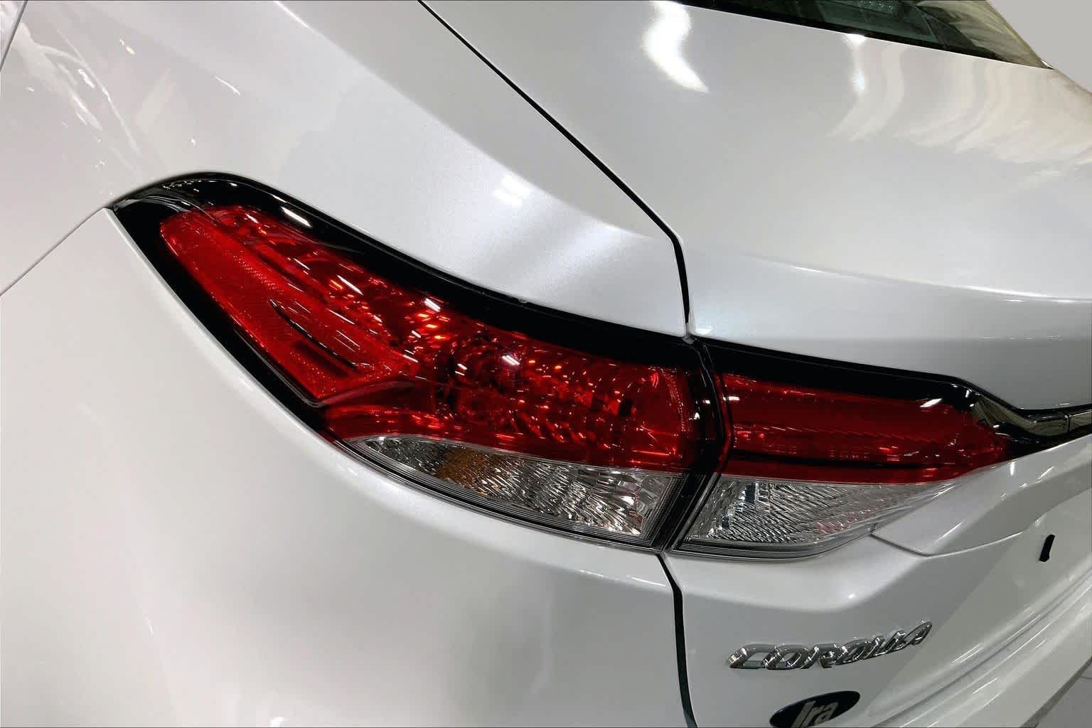 Used 2024 Wind Chill Pearl Toyota LE image 28