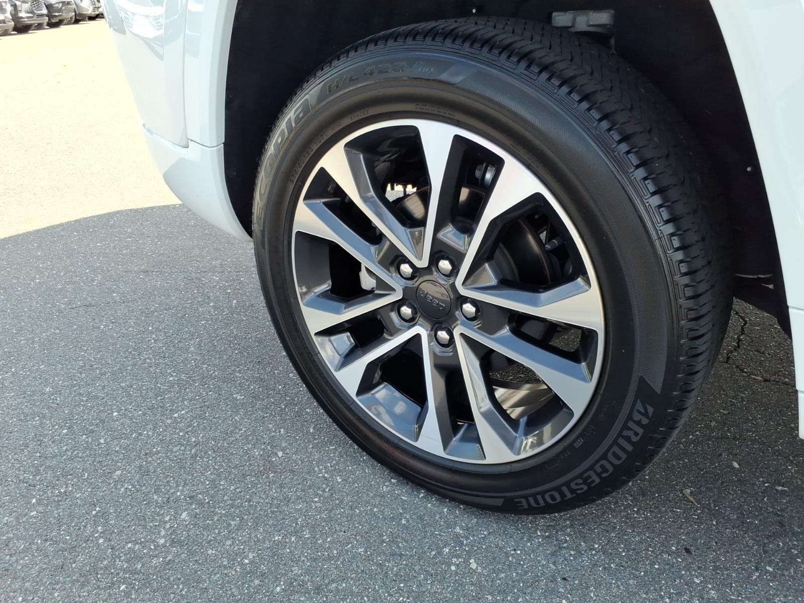 Used 2024 WHITE JEEP OVRLND image 12