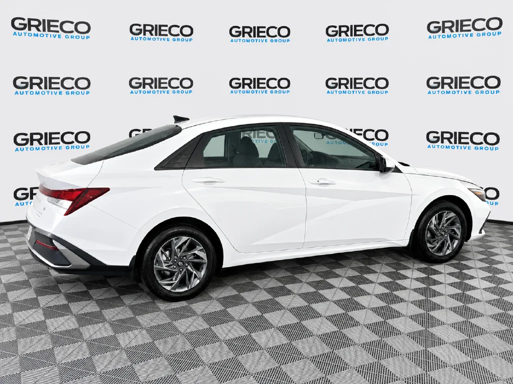 Used 2024 White Hyundai SEL image 2