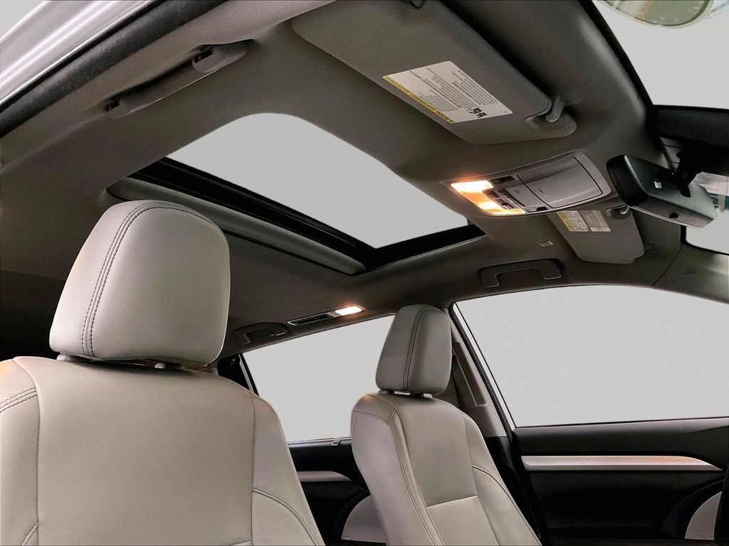 Used 2018 Silver Toyota XLE image 26