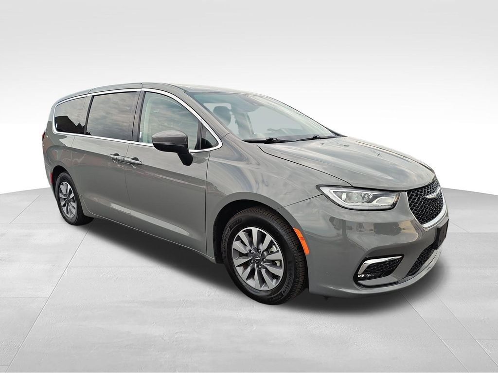 Used 2023 White Chrysler Touring L image 7
