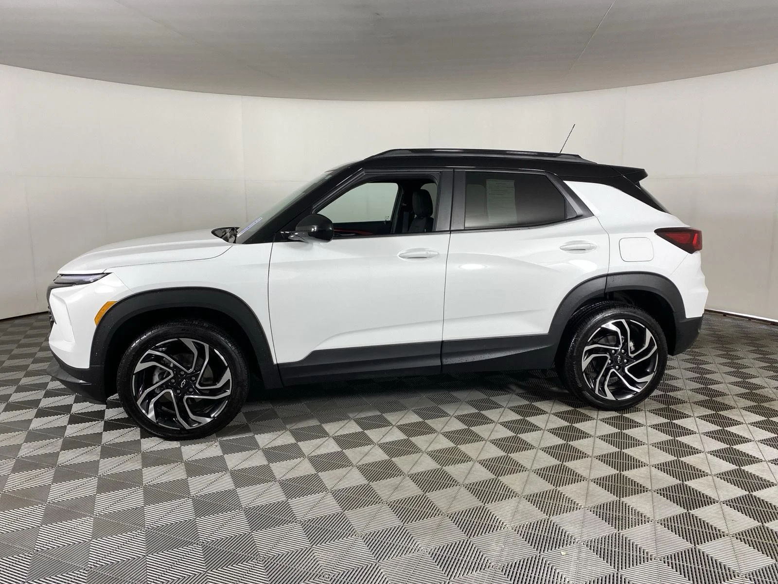 Used 2024 Summit White Chevrolet RS image 4