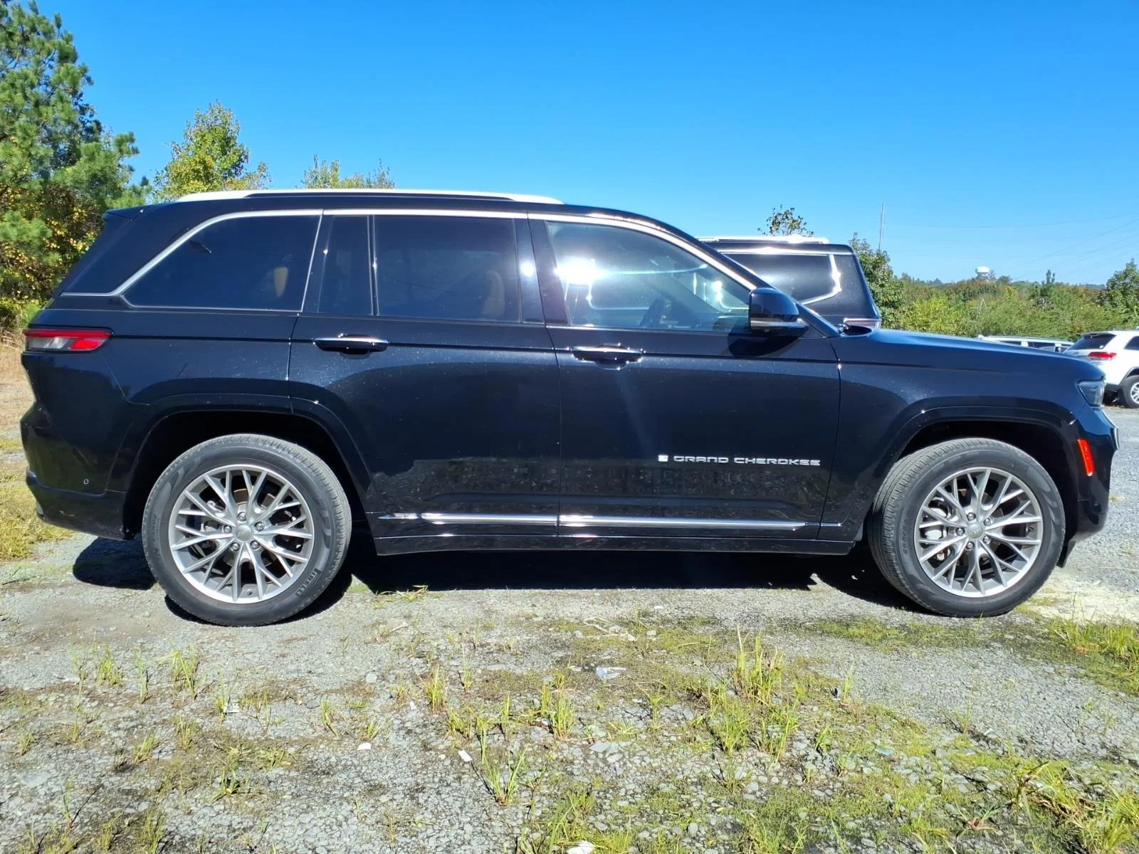 Used 2023  JEEP Summit Reserve image 9
