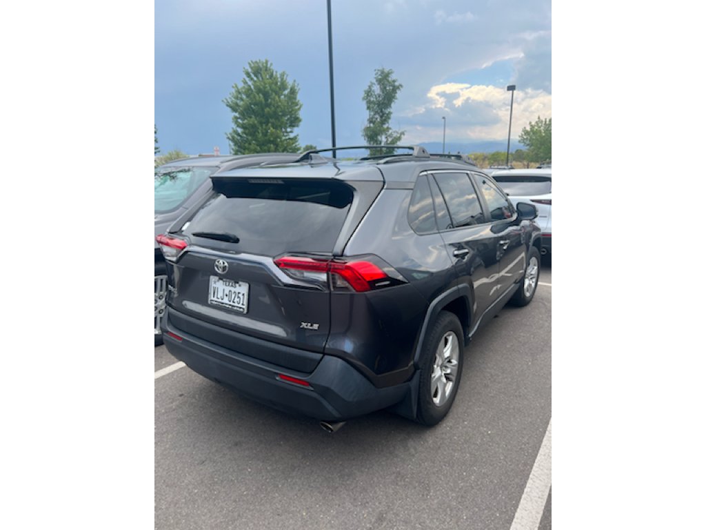 Used 2020  Toyota XLE image 3