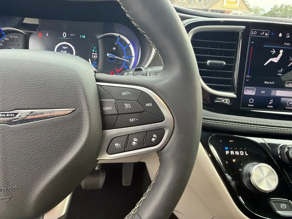 Used 2023 White Chrysler Touring L image 10