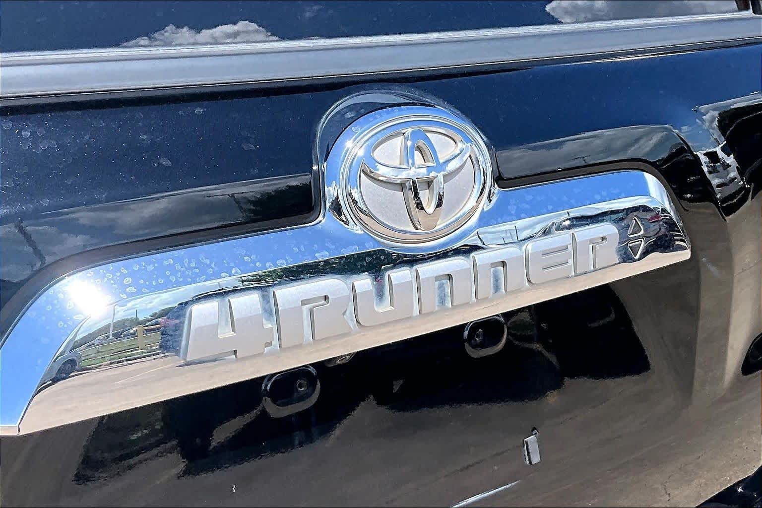 Used 2018 Midnight Black Metallic Toyota Limited image 31