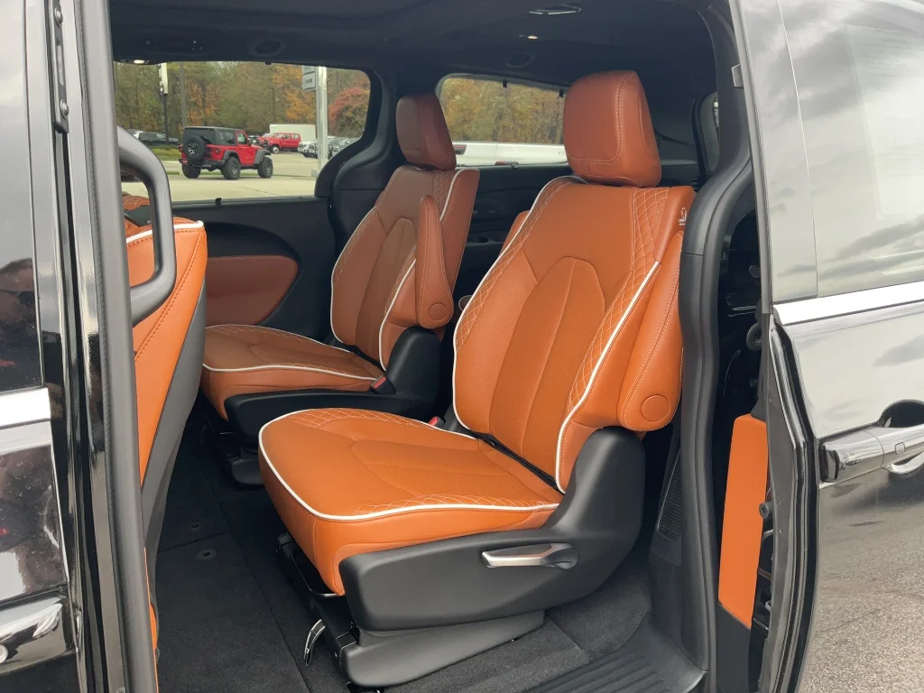2026 Chrysler Pacifica Pinnacle - Photo 9