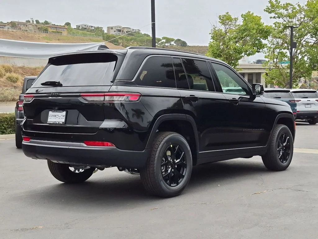 New 2026 Diamond Black Crystal Pearl-Coat Exterior Paint Jeep Altitude image 5