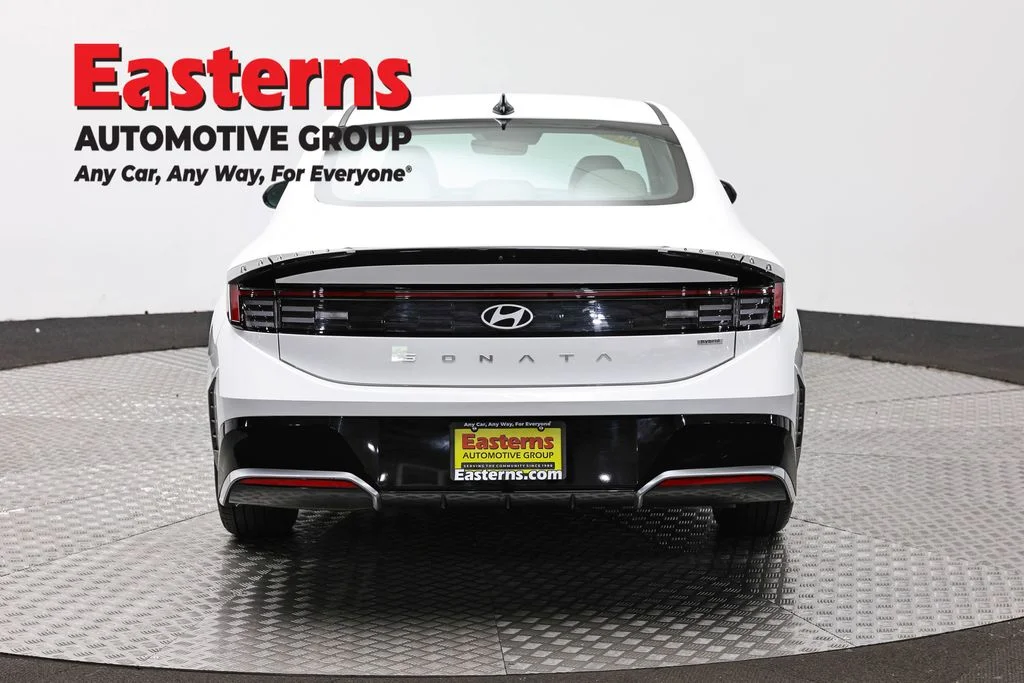 Used 2025 White Hyundai SEL image 6