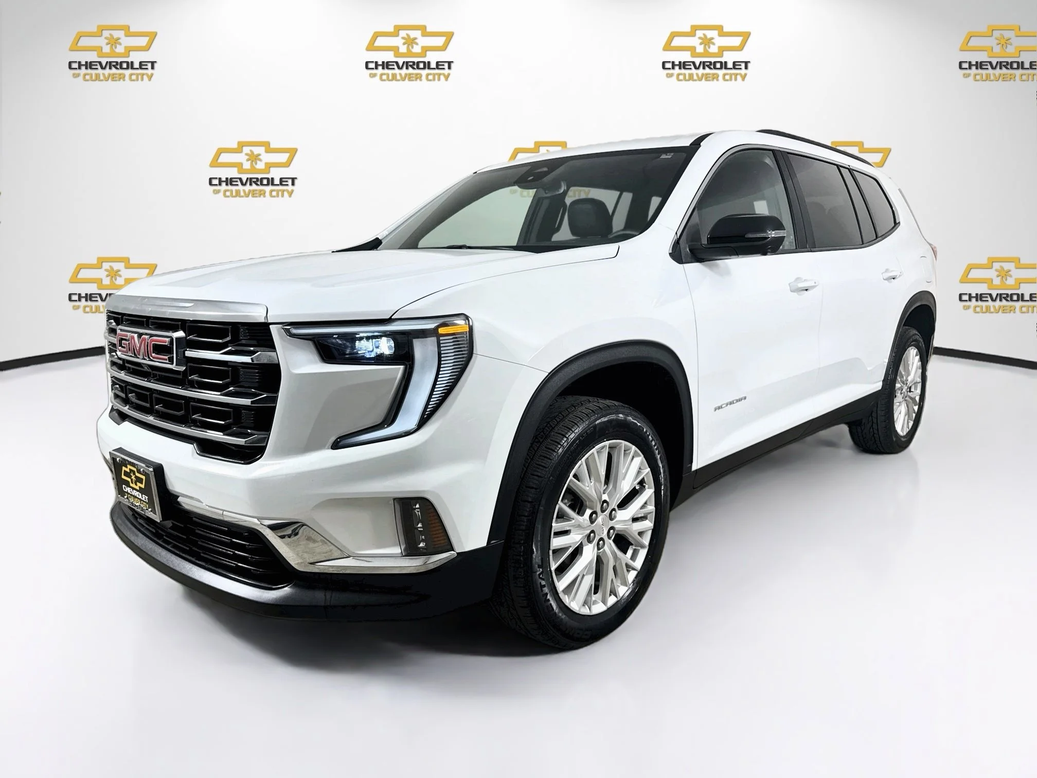 Used 2024 Summit White GMC Elevation image 3