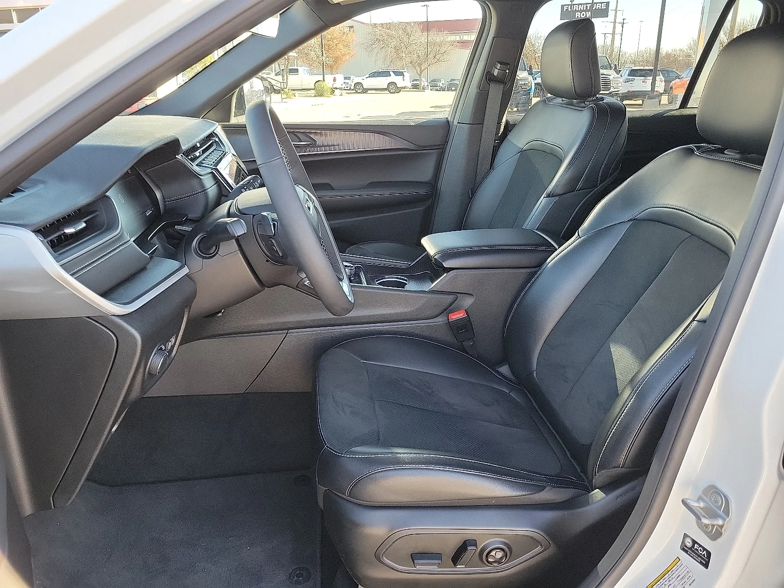 New 2025 PW7 Bright Whit Jeep L ALTITUDE X 4X4 image 12