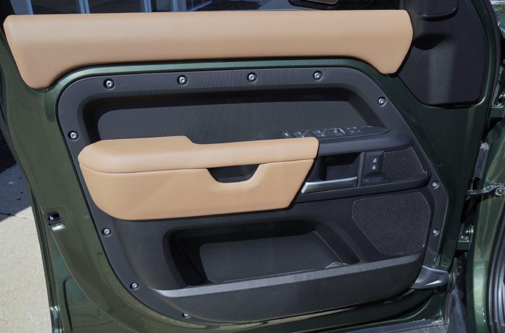 New 2026 Woolstone Green Land Rover X-Dynamic SE image 10