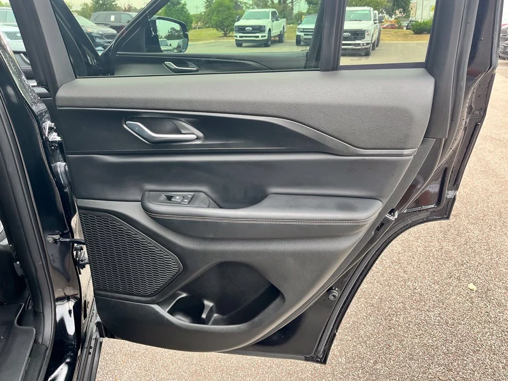 Used 2025 Black Jeep Altitude X image 10