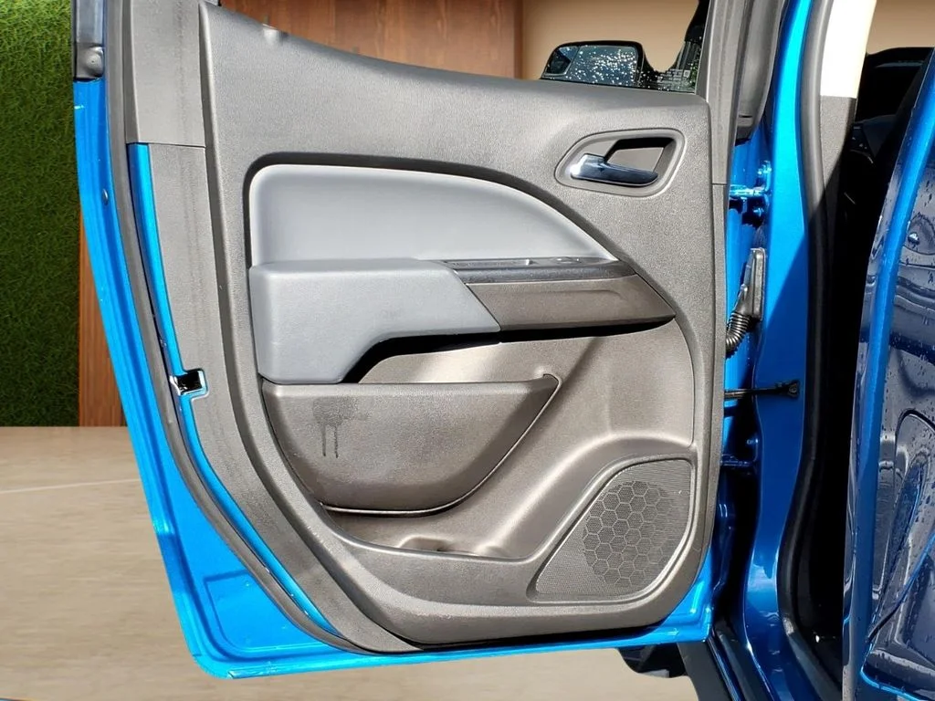 Used 2022 Blue Chevrolet Z71 image 24